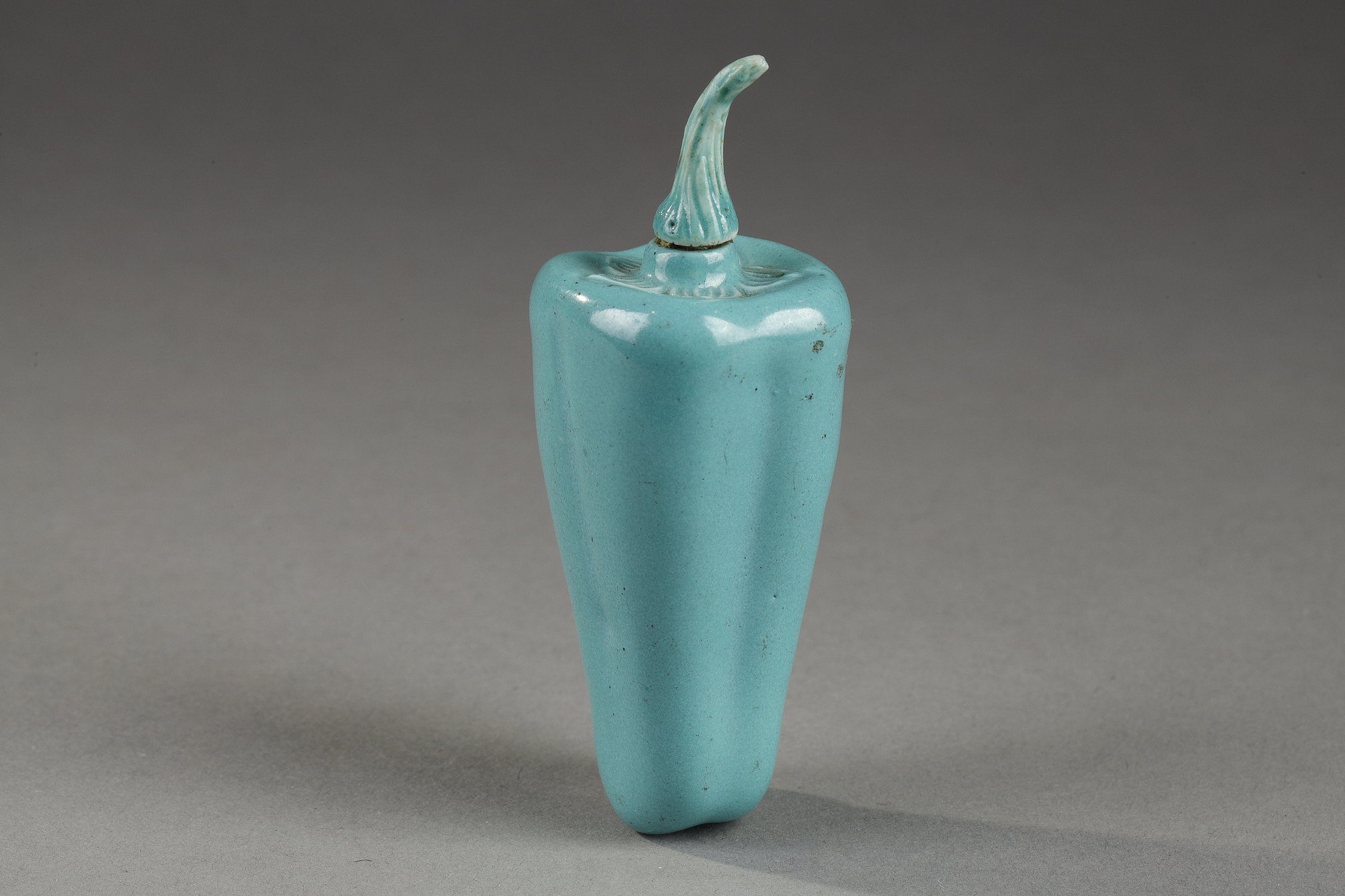 Chinese turquoise porcelain snuff bottle  in the shape of a pepper with its original stopper -19th century
H 5,4cm
